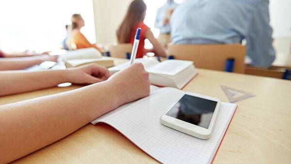 <br />
Московским школьникам разрешили пользоваться смартфонами<br />
